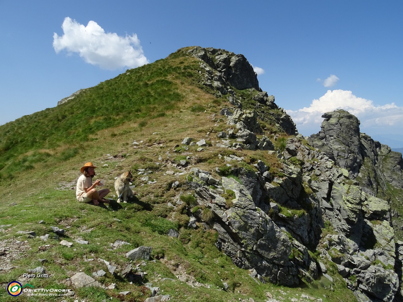 65 A sx la cima del Ponteranica centrale (2372 m), a dx quella del Ponteranica occ. (2370 m).JPG